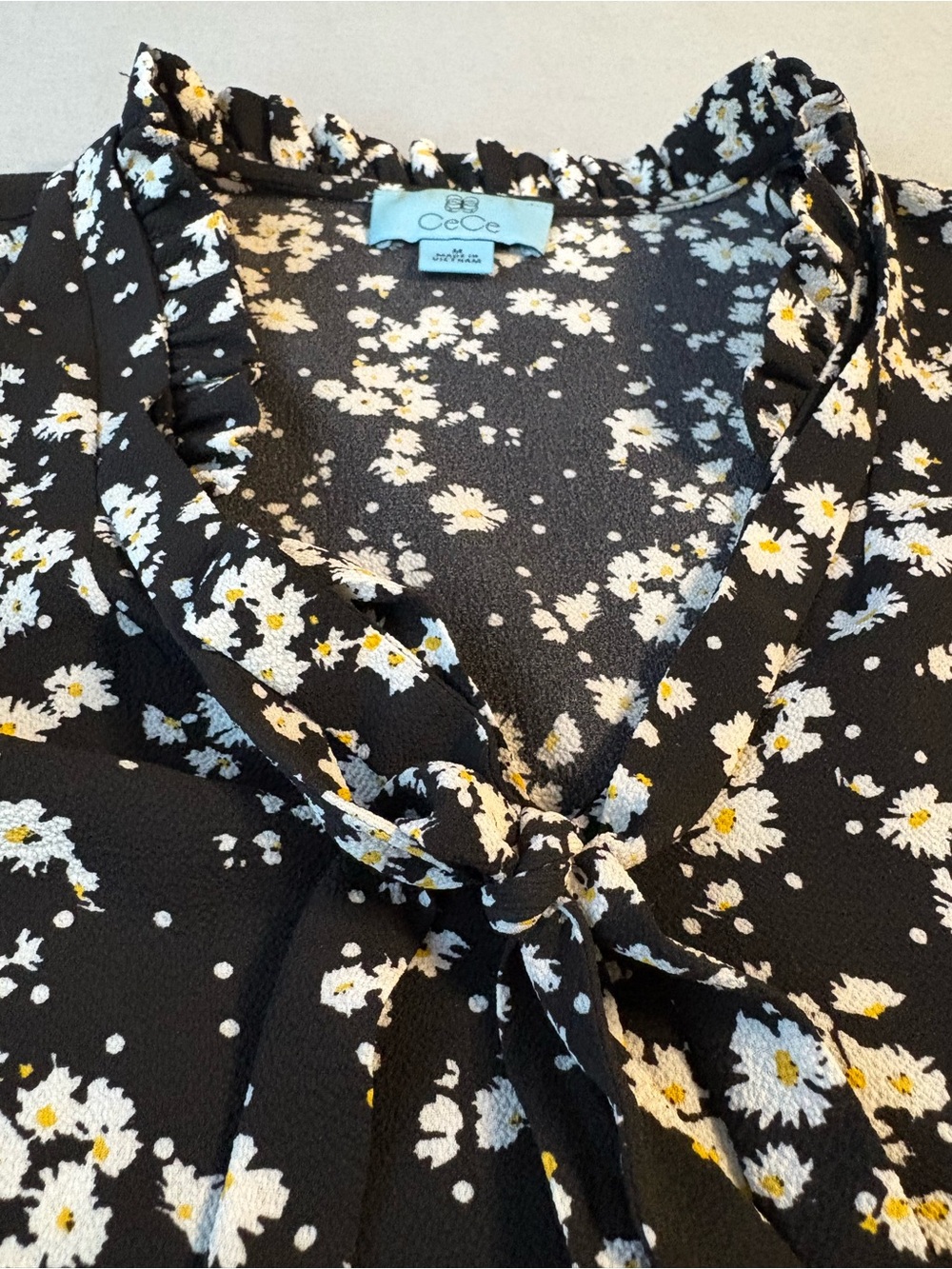 CeCe Blouse Flirty Daisy
Pattern Ruffles and Puff Sleeves Size Medium - Picture 4 of 9